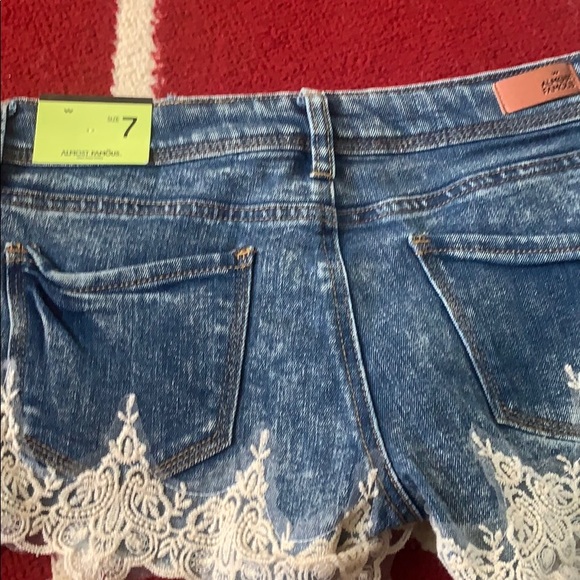 NWT Jean shorts with lace - Picture 4 of 4
